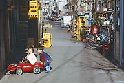 Ulice v Tokyu, rok 1973 a děti se šlapacím autem.