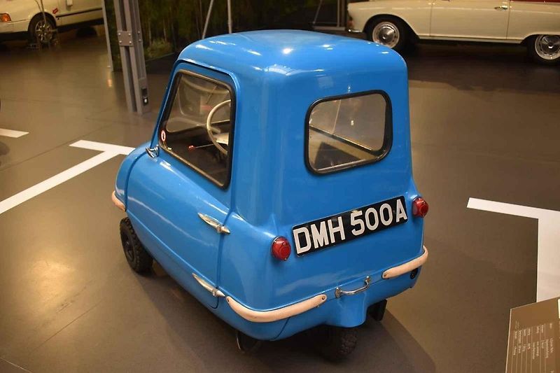 Porovnání parkujících vozů Audi Quattro a Peel P50