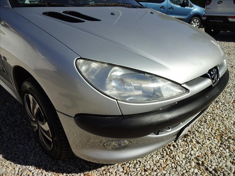 Peugeot 206 1,1 i - fotka 11 z 37