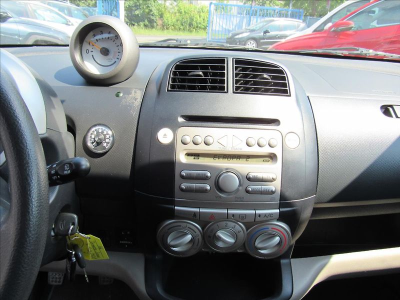 Daihatsu Sirion 1,3 i 64kW - fotka 15 z 29