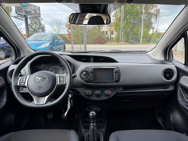Toyota Yaris 1.5i 82 kW navi. serviska - fotka 8 z 18