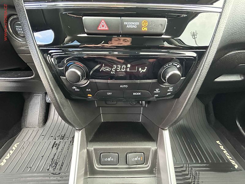 Suzuki Vitara (2019) 1.4 boosterjet 4x4, 1.maj,ČR - fotka 14 z 19