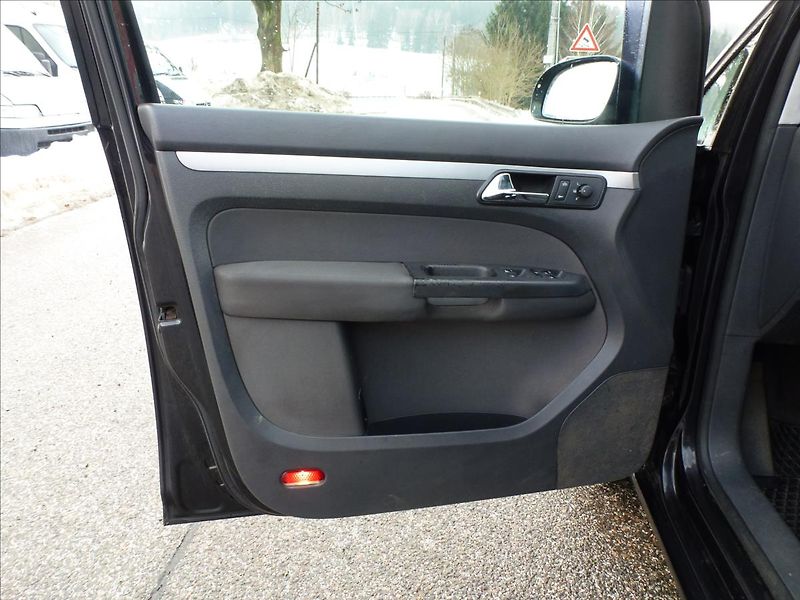Volkswagen Touran 2,0 TDI 6rychl,TZ,Klima,7míst - fotka 14 z 45