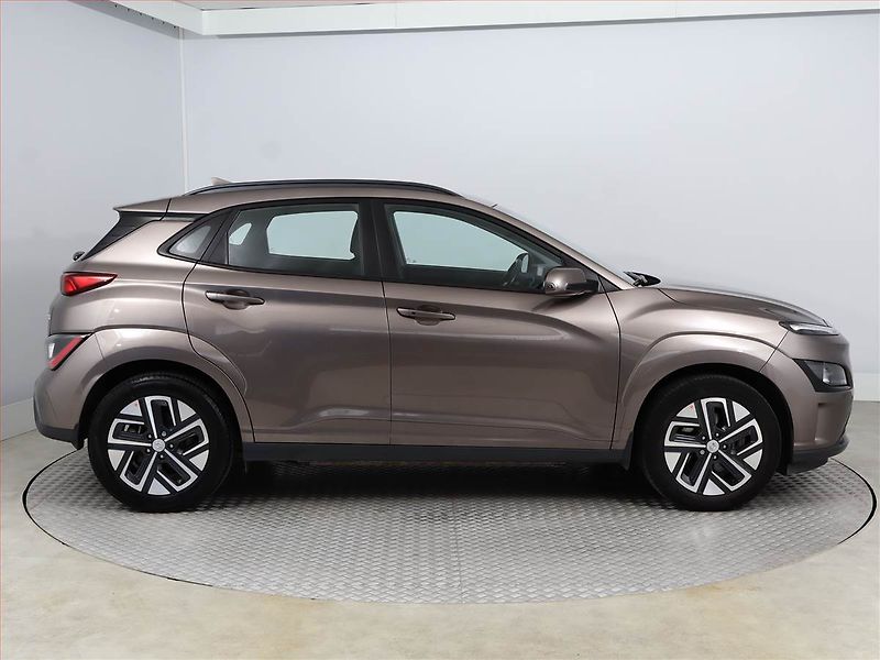 Hyundai Kona (2021) Smart Electric 39 kWh, SoH 92% - fotka 6 z 20