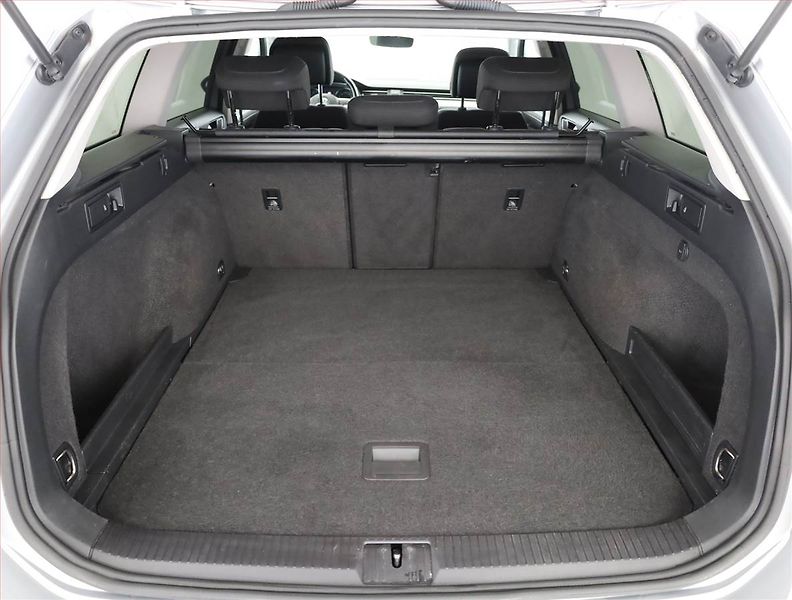 Volkswagen Passat (2019) Business 2.0 TDI, Automat - fotka 19 z 20