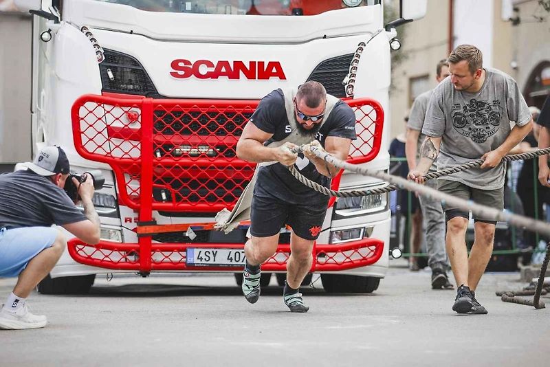 Mistrovství republiky strongmanů v Golčově Jeníkově, kde Mostečan Josef Hojdar vybojoval stříbro.