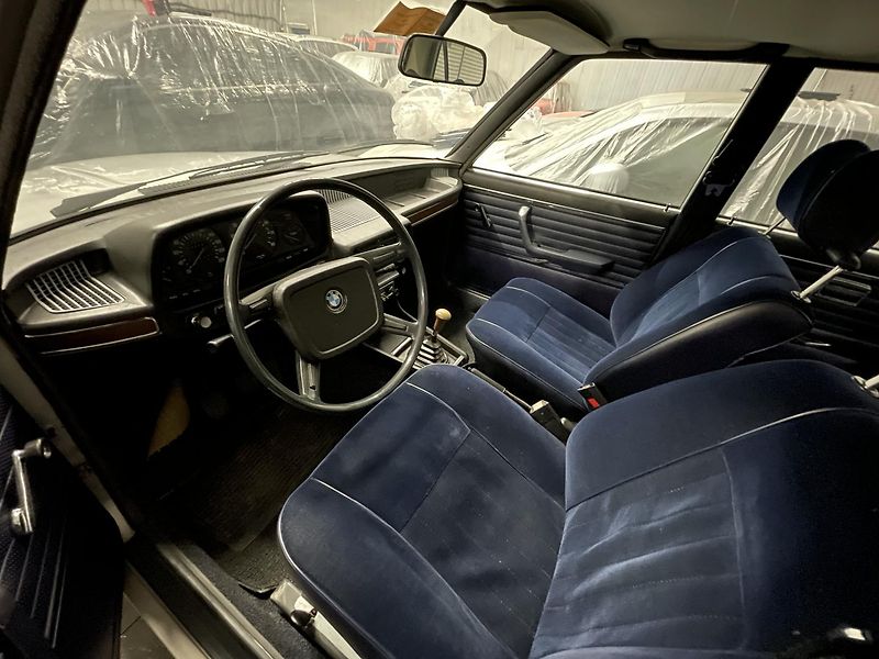 BMW Řada 5 (1974) 525i E12 REZEVOVÁNO - fotka 14 z 26