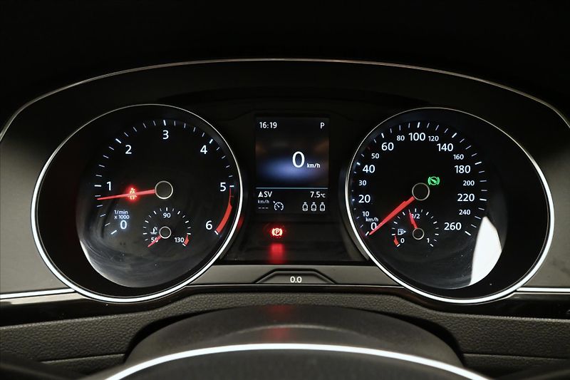 Volkswagen Passat 2,0 TDI 140 kW DSG 4Motion Zár - fotka 16 z 31