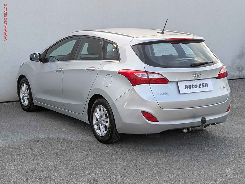 Hyundai i30 (2014) 1.6CRDi, ČR, AC, navi, park - fotka 4 z 16
