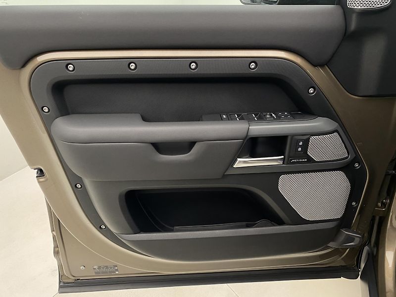 Land Rover Defender 130 D300 SE AWD AUT CZ - fotka 7 z 58