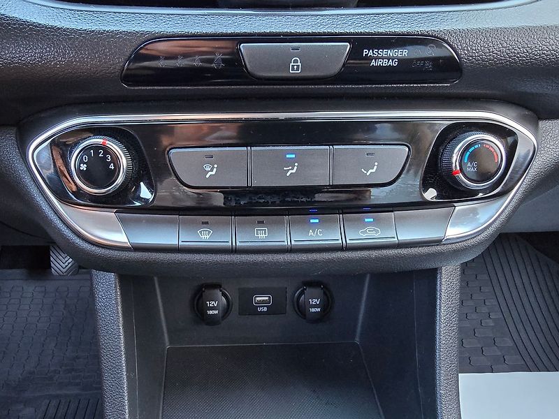 Hyundai i30 1.6CRDi COMFORT LED KAMERA NAV - fotka 20 z 39