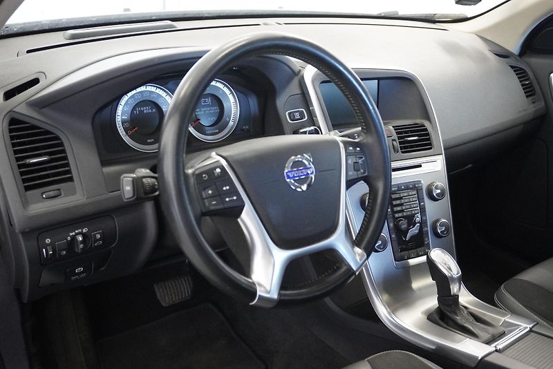 Volvo XC60 D4 AWD MOMENTUM AUT. - fotka 13 z 26