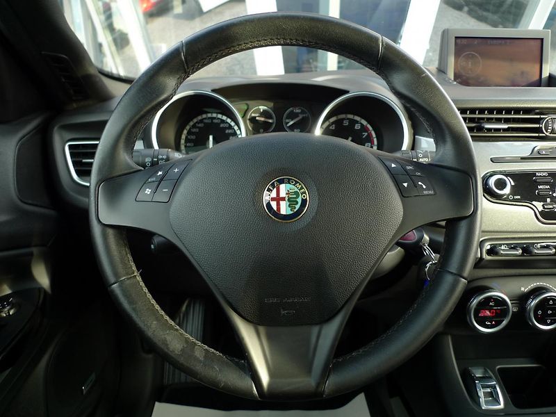 Alfa Romeo Giulietta 1,4 TB 125kW Navi Panorama - fotka 26 z 39