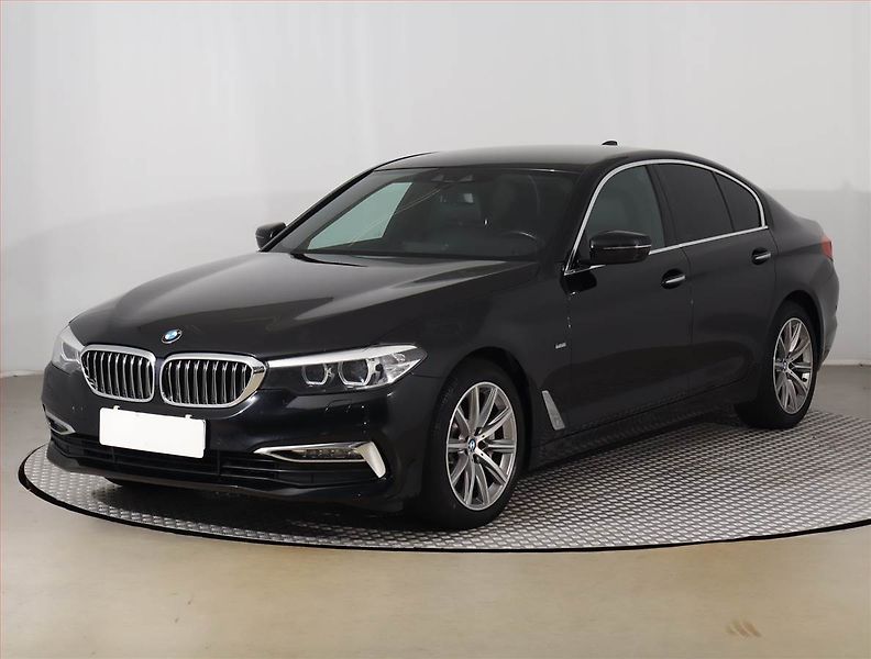 BMW Řada 5 (2017) 530d xDrive - fotka 2 z 27