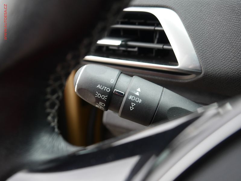 Peugeot 3008 (2017) 1.6 HDi, Allure, navi, +kola - fotka 20 z 23