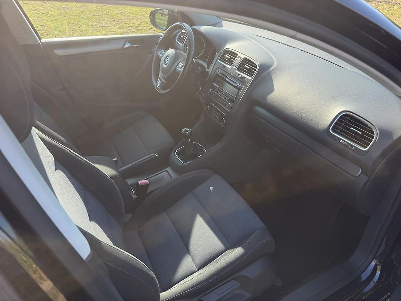 Volkswagen Golf (2011) VI 1,4i16V STYLE 1 MAJITEL - fotka 25 z 66