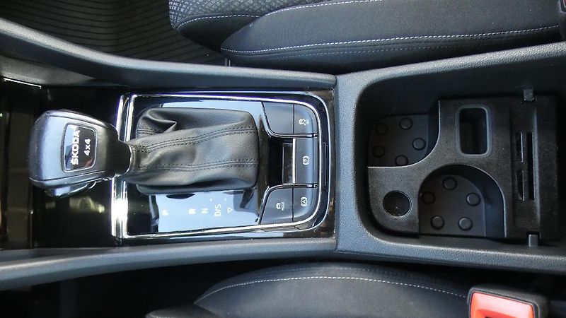 Škoda Karoq 2.0 TDI 110 kW Style 4x4 DSG - fotka 17 z 22