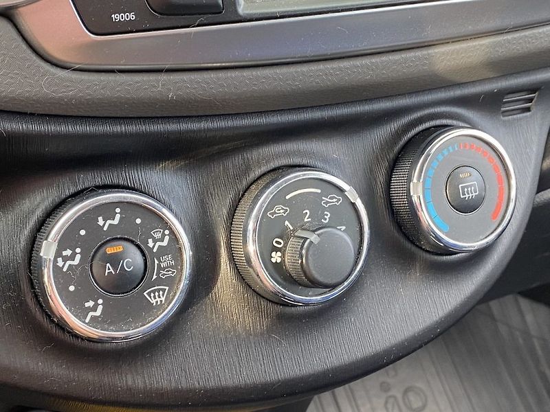 Toyota Yaris 1.0i, ČR, Active, 2x kola - fotka 13 z 14