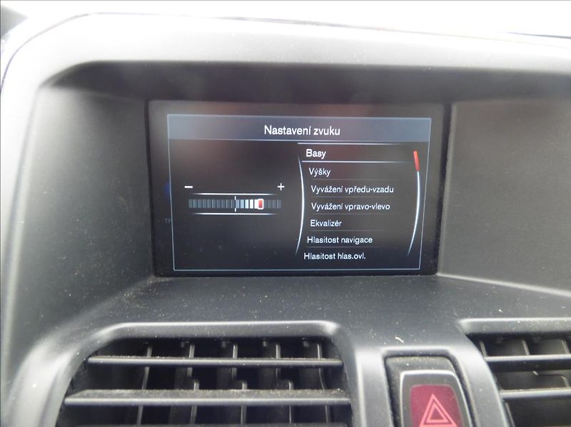Volvo XC60 2,0 D3  Summum - fotka 32 z 34