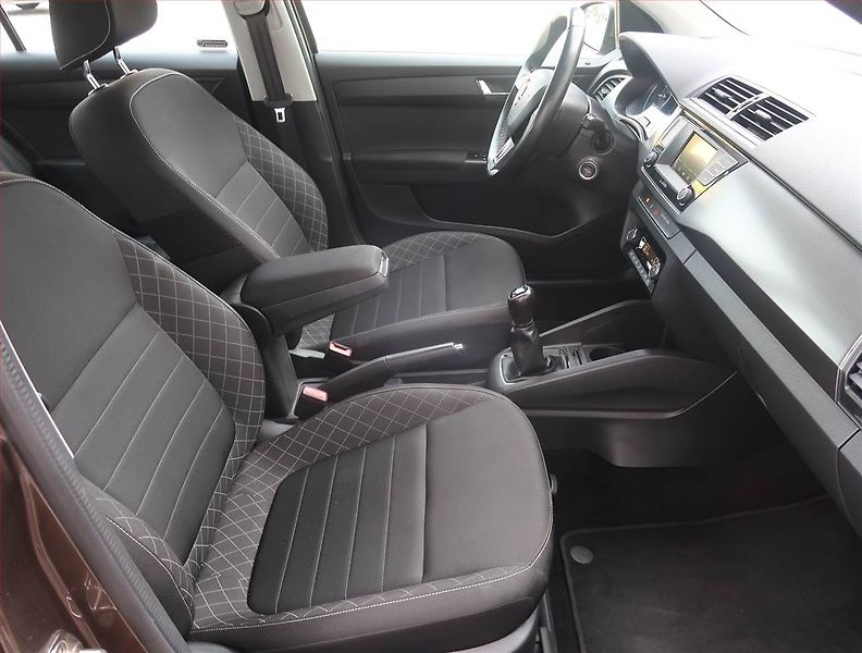 Škoda Fabia (2018) Ambition Plus 1.0 TSI - fotka 9 z 21