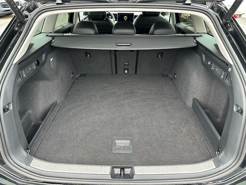 Volkswagen Passat Variant Elegance 2,0 TDI 110 k - fotka 13 z 24