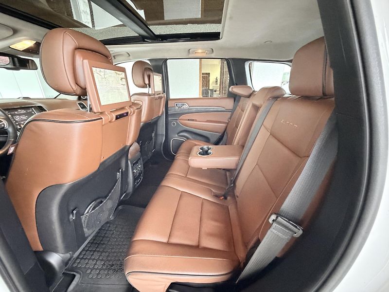 Jeep Grand Cherokee 3,0L V6 Diesel 250k Summit 4 - fotka 26 z 30