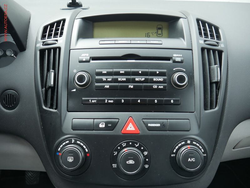 Kia Ceed (2007) 1.4 CVVT, ČR - fotka 13 z 15