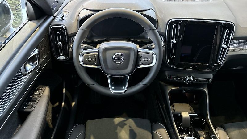 Volvo XC40 (2025) ULTRA DARK, B4 FWD, 145+10 kW - fotka 7 z 11