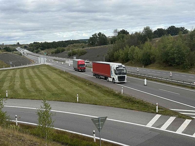 Mobilní zábrany už několik týdnů zpomalují řidiče na D3.