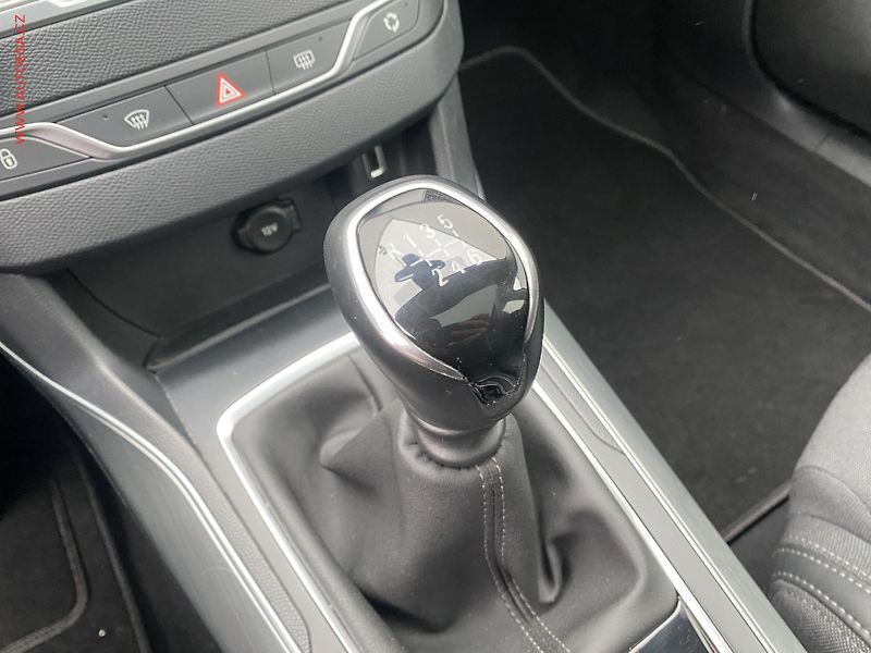 Peugeot 308 (2020) 1.2 PT, Allure, navi, panor - fotka 15 z 18