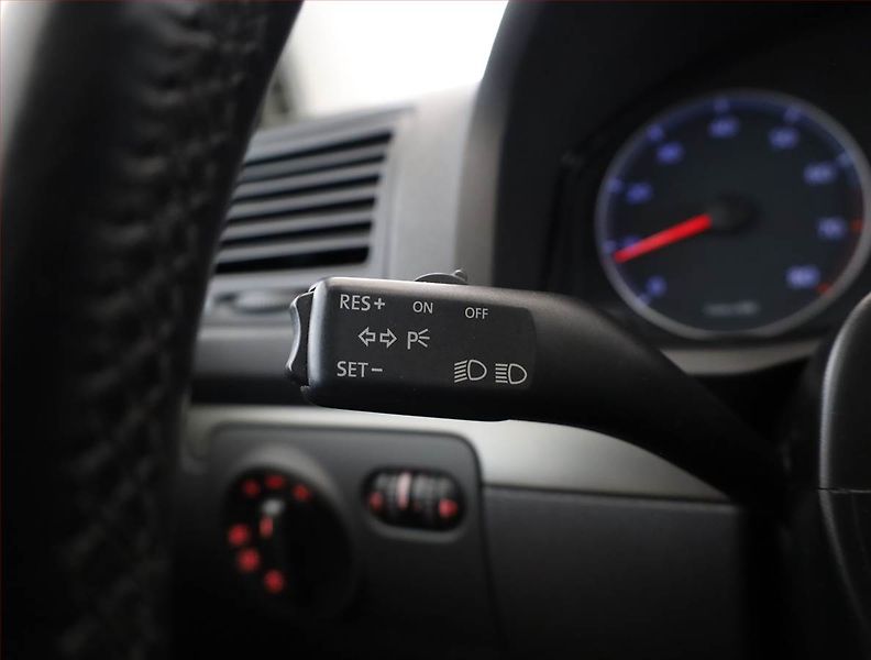 Volkswagen Golf (2006) 1.6, Serv.kniha, po STK - fotka 12 z 14