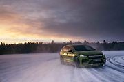 Automobilka Škoda pokořila s plně elektrickým vozem SUV Enyaq RS rekord v nejdelším souvislém driftu na ledě.