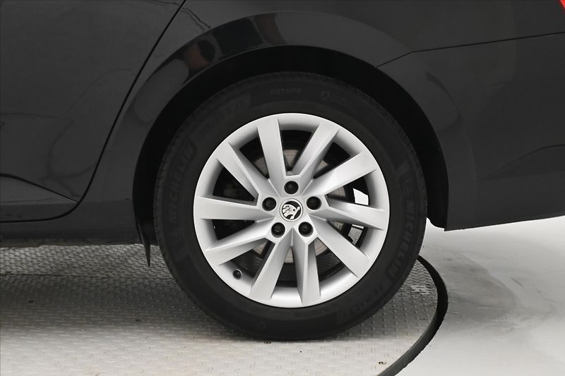 Škoda Superb 2,0 TDI 110 kW DSG Style Záruk - fotka 32 z 32