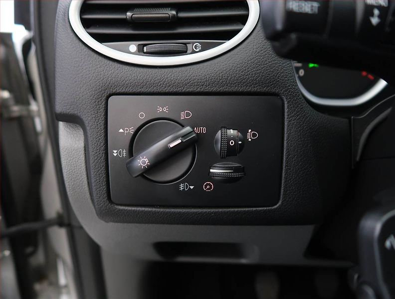 Ford Focus (2009) 1.6 16V, Serv.kniha, nová STK - fotka 15 z 16