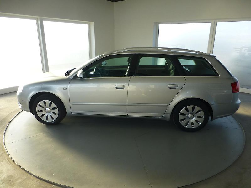 Audi A4 (2006) 1,6I**DIGIKLIMA**ALU**TAŽNÉ - fotka 9 z 25