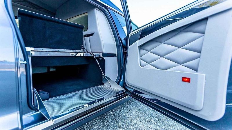Tesla Model S v přestavbě na pohřební vozidlo