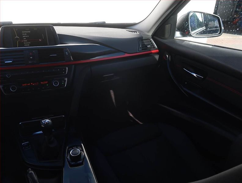 BMW Řada 3 (2014) Sport Line 320 i, Serv.kniha - fotka 8 z 17