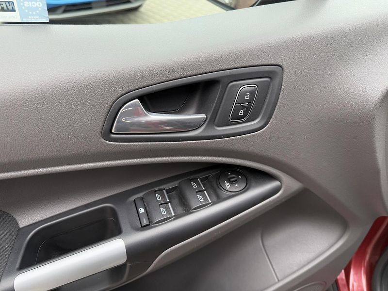 Ford Tourneo Connect (2019) 1,5-PANORAM-TAŽNÉ-VYHŘ.SEDAČKY - fotka 35 z 53