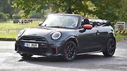 Mini Cabrio potěší při jízdě, dobře se s ním parkuje a nestojí úplně moc.