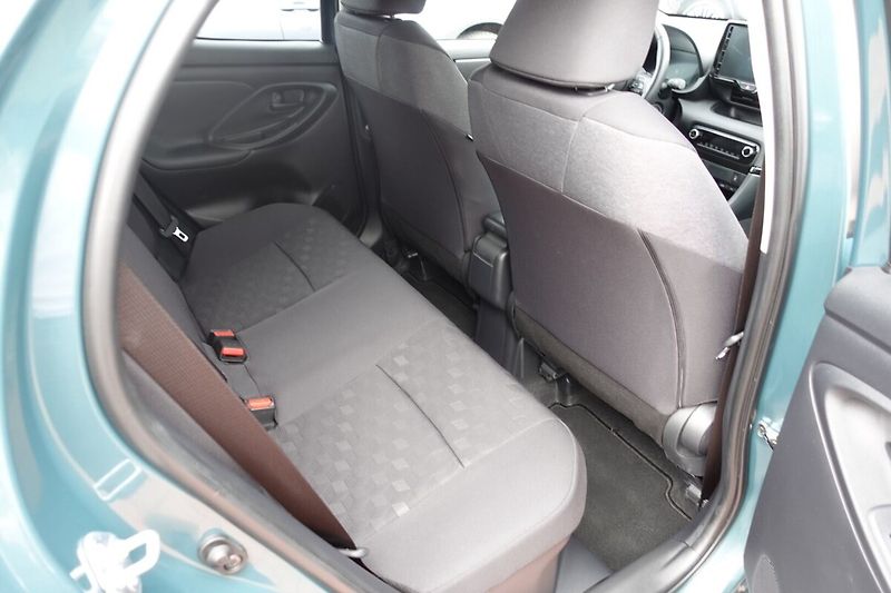 Toyota Yaris 1,5 HEV Style - fotka 13 z 32