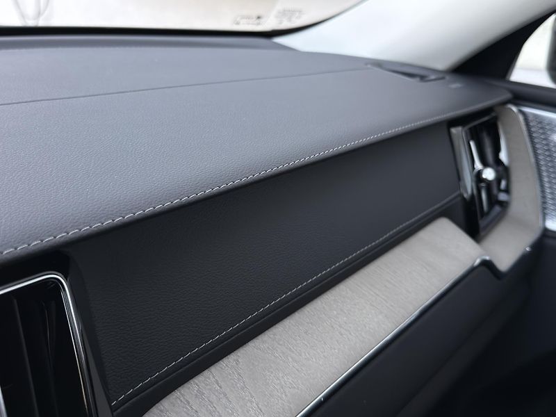 Volvo XC60 T8 AWD ULTRA DARK / B&W VZDUCH - fotka 22 z 57