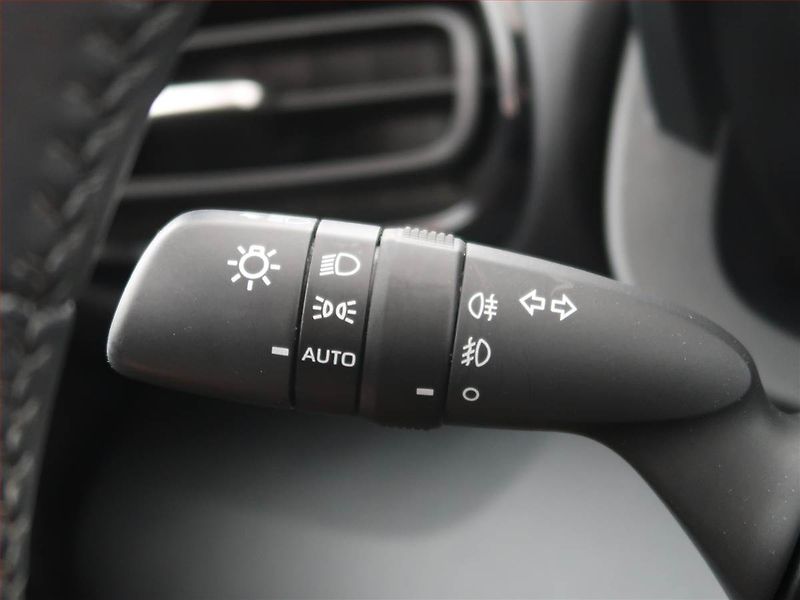 Toyota Yaris (2022) 1.5 VVT-i Hybrid, Automat - fotka 18 z 19