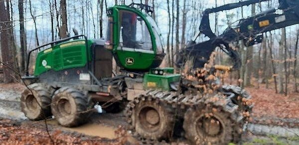 John Deere 1270G harvestor., zdroj: Se souhlasem CZECH M.A.T. - stroje auta komunál agro aj.