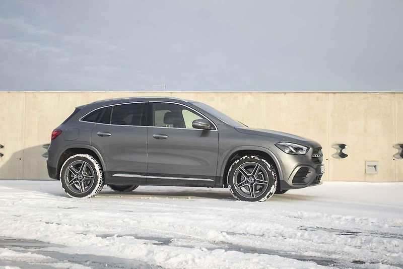 GLA s hybridem do zásuvky je ideální volbou do města a okolí.