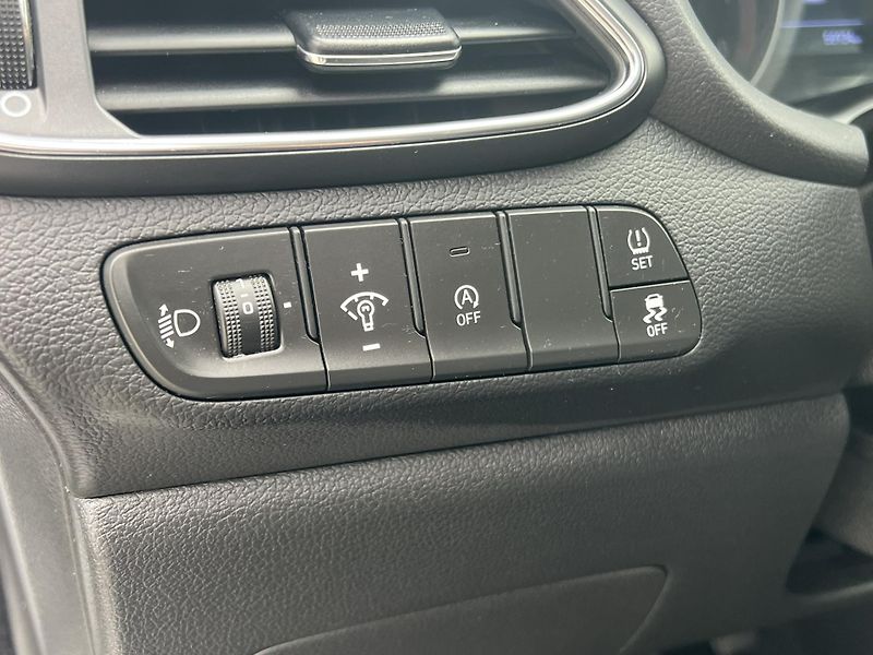 Hyundai i30 (2023) 1.5i KAMERA 1.MAJITEL ČR - fotka 15 z 20
