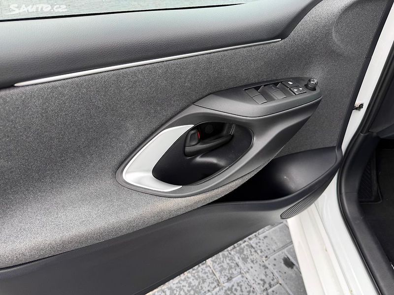 Toyota Yaris (2021) Hybrid / 1.5 VVT-i/ záruka - fotka 13 z 21