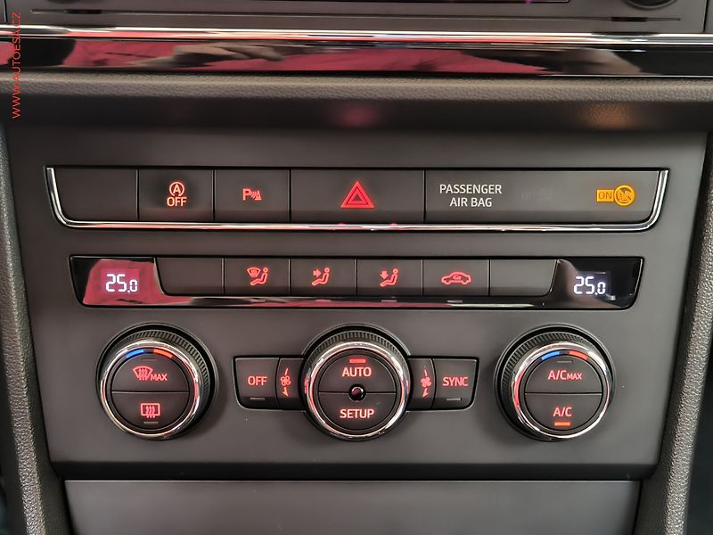 Seat Leon (2014) 1.6TDi, AC, park.čidla - fotka 15 z 17