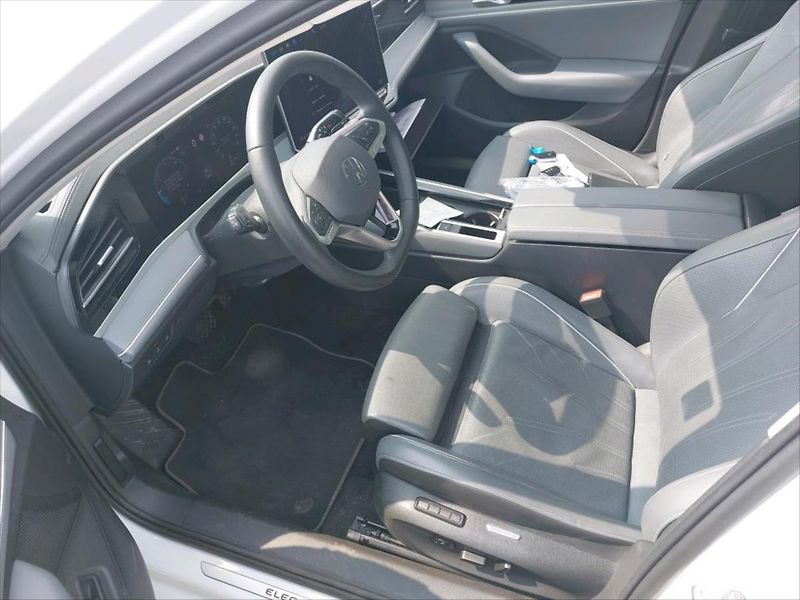 Volkswagen Passat 2,0 TDI PANORAMA,WEBASTO,TAŽNÉ - fotka 5 z 12