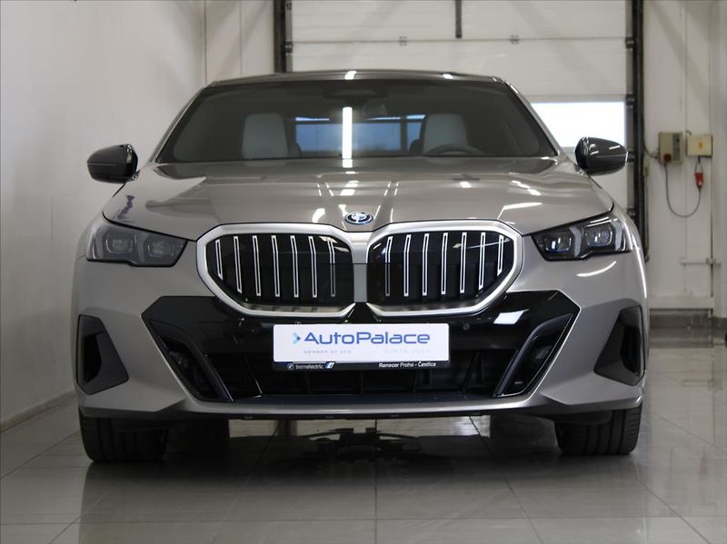 BMW Řada 5 550e xDrive M-paket Bowers   3 - fotka 2 z 32
