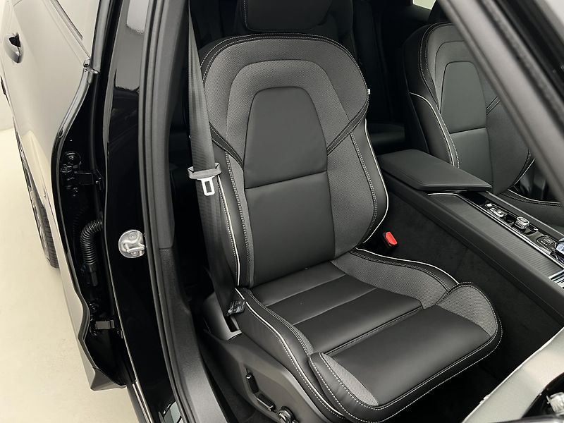 Volvo XC60 (2026) B5 AWD BLACK EDITION PLUS AUT - fotka 26 z 45